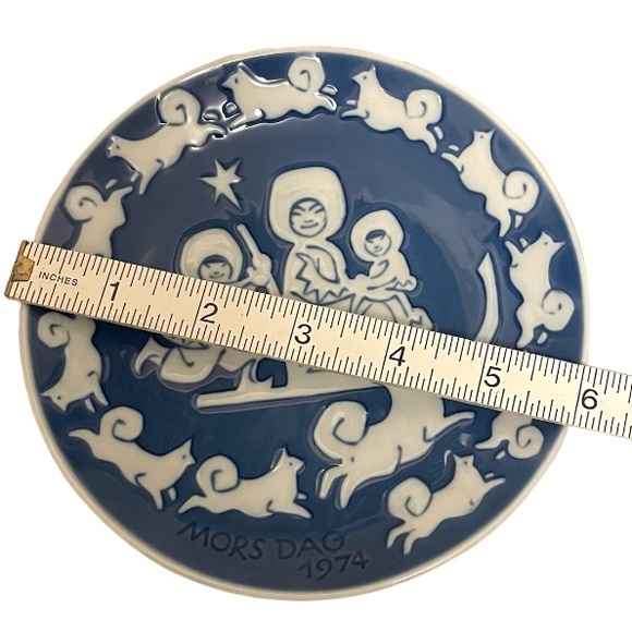 Royal Copenhagen MORS DAG 1974, 6” plate (MOTHER DAY) Inuit Sled Dogs Mother - Picture 2 of 2